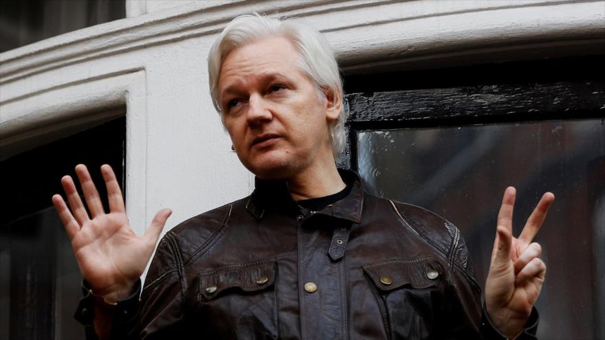 El fundador de Wikileaks, Julian Assange, en el balcón de la embajada de Ecuador en Londres (capital británica), 19 de mayo de 2017. (Foto: Reuters)