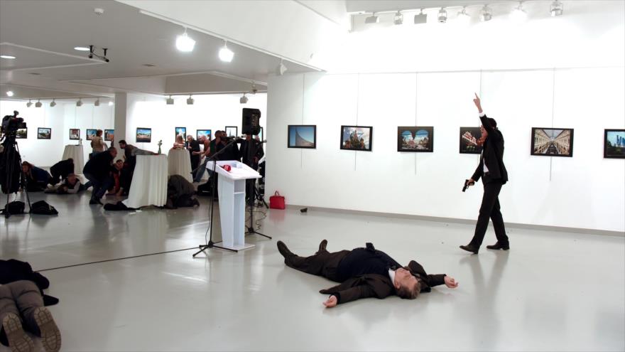 El embajador ruso en Turquía, Andrei Karlov, asesinado en una galería de arte en Ankara, 19 de diciembre de 2016. (Foto: Reuters)
