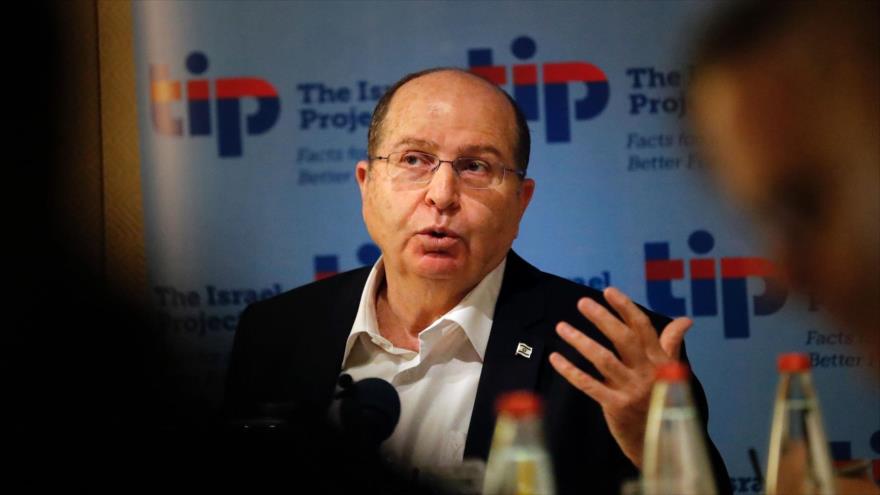 El exministro de asuntos militares del régimen de Israel, Moshe Yaalon, durante una rueda de prensa en Al-Quds (Jerusalén), 15 de marzo de 2017. 