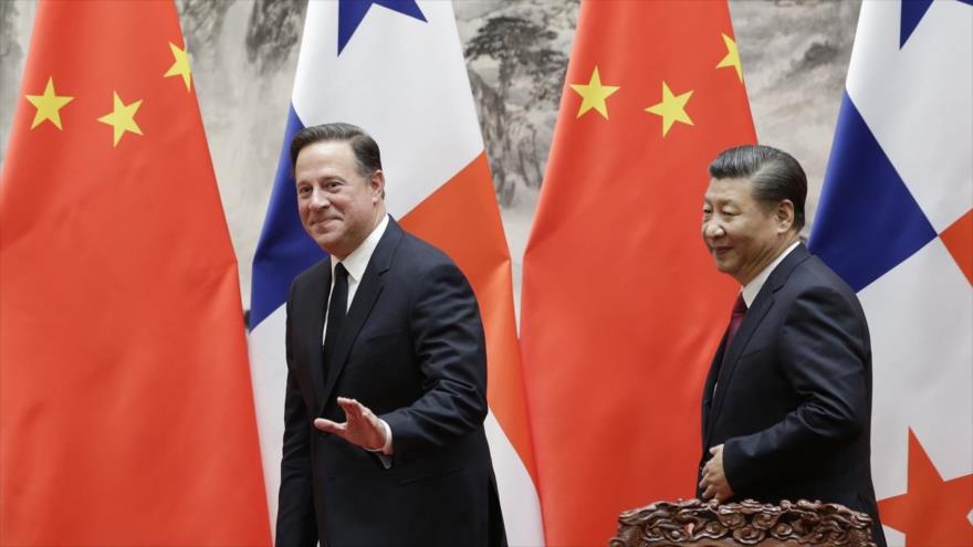 El presidente de Panamá, Juan Carlos Varela (izda.), se reúne con su homólogo chino, Xi Jinping, en Pekín, 17 de Noviembre de 2017. (Foto: AFP)
