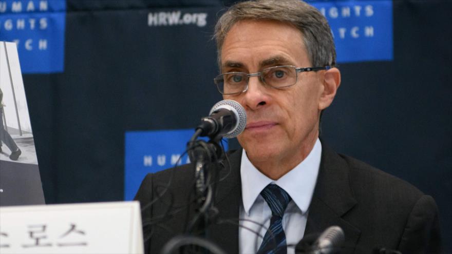 El director ejecutivo de HRW, Kenneth Roth, en una conferencia de prensa en Seúl, 1 de noviembre de 2018. (Foto: AFP)