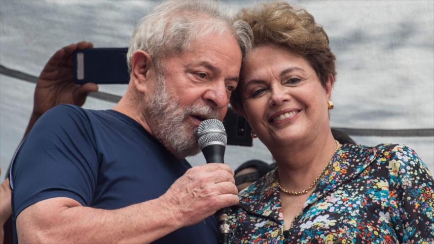 Los expresidentes brasileños Luiz Inácio Lula da Silva (dcha.) y Dilma Rousseff durante un acto público en Sao Paulo, 7 de abril de 2018.