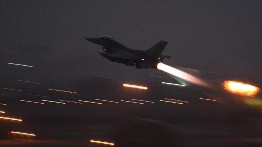 Avión de combate estadounidense F-16 despega para llevar a cabo una operación aérea.