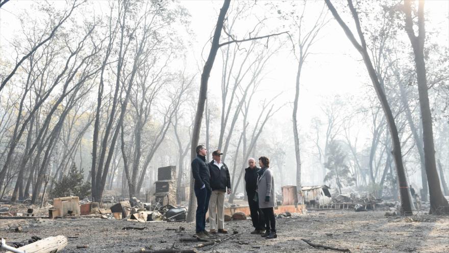 El presidente de EE.UU., Donald Trump (2.º por la izda.), ve los efectos de los fuegos de California (suroeste), 17 de noviembre de 2018. (Foto: AFP)