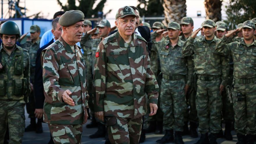 El ministro de Defensa de Turquía, Hulusi Akar (izda.) y el presidente turco, Recep Tayyip Erdogan, 1 de abril de 2018. (Foto: AFP)