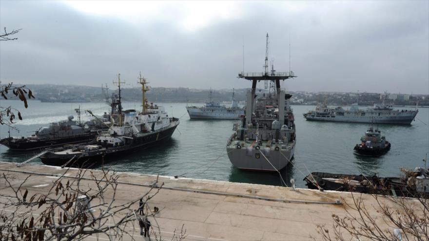 Barcos rusos cerca de Crimea.