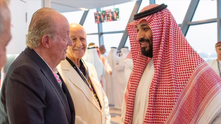 El rey emérito de España, Juan Carlos I (izda.), saluda al príncipe heredero saudí, Muhamad bin Salman, en Abu Dabi, 25 de noviembre de 2018.
