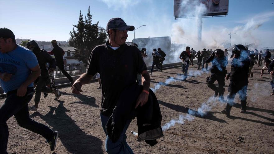 Caravana de migrantes intenta saltar valla fronteriza México-EEUU