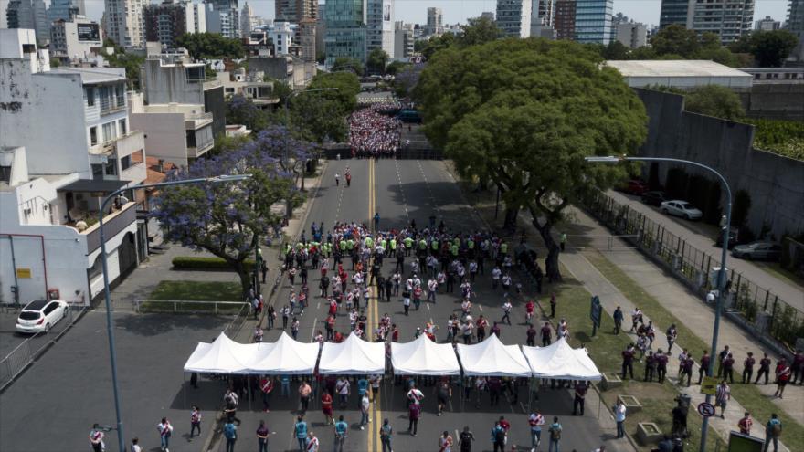 Vista aérea de los partidarios de River Plate que llegaron al estadio Monumental de Buenos Aires, 25 de noviembre de 2018. (Foto: AFP)