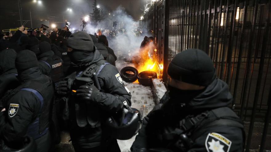 Violenta protesta de ucranianos frente a embajada rusa en Kiev | HISPANTV
