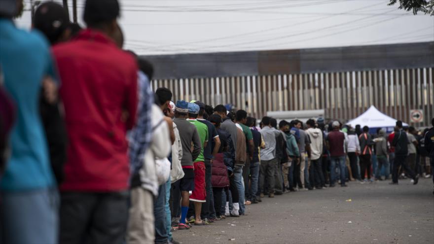 Migrantes centroamericanos hacen fila en Tijuana, cerca de la frontera de EE.UU y México, 24 de noviembre de 2018. (Foto: AFP)