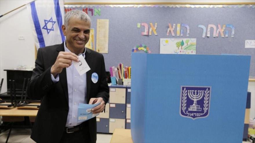 Moshe Kahlon, líder del partido Kulanu, en un colegio electoral durante las elecciones legislativas, 17 de marzo de 2015.
