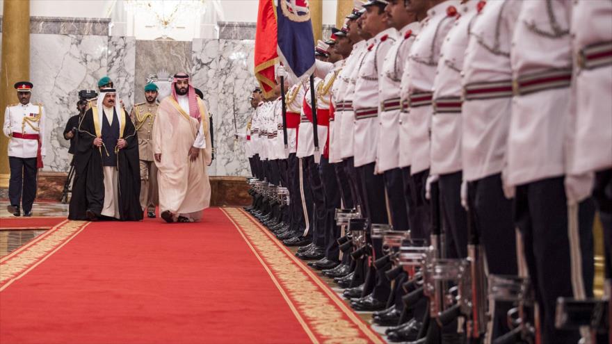 El príncipe heredero saudí, Mohammed bin Salman, y al rey Hamad bin Isa Al Jalifa de Baréin, 25 de noviembre de 2018. (Fuente: AFP)