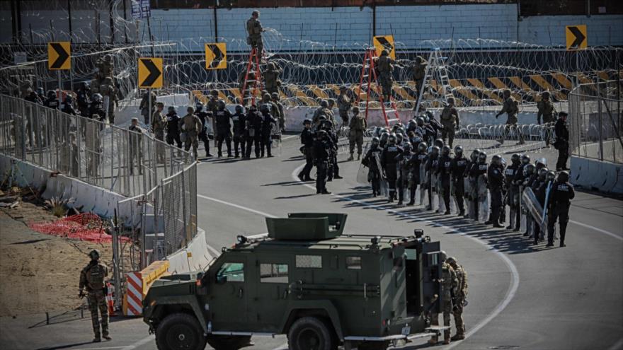 El personal militar de los EE.UU. y agentes de la Patrulla Fronteriza desplegados en la frontera en la garita de San Ysidro, 25 de noviembre de 2018. (Foto: AFP)
