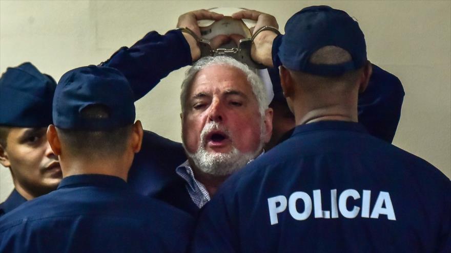 El expresidente de Panamá Ricardo Martinelli, es escoltado a un tribunal en la Corte Suprema de la Ciudad de Panamá, 19 de noviembre de 2018. (Foto: AFP)