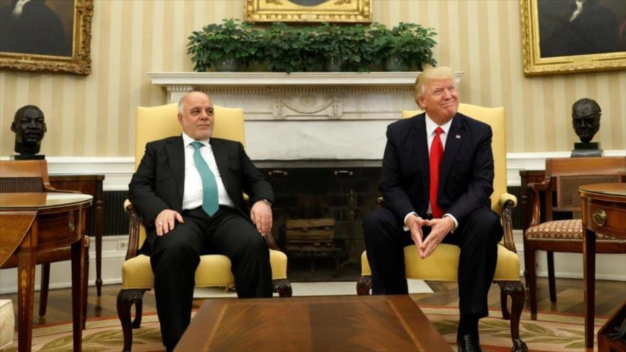 El presidente de EE.UU., Donald Trump (dcha.), recibe al entonces premier iraquí, Haidar al-Abadi, Casa Blanca, marzo de 2017.