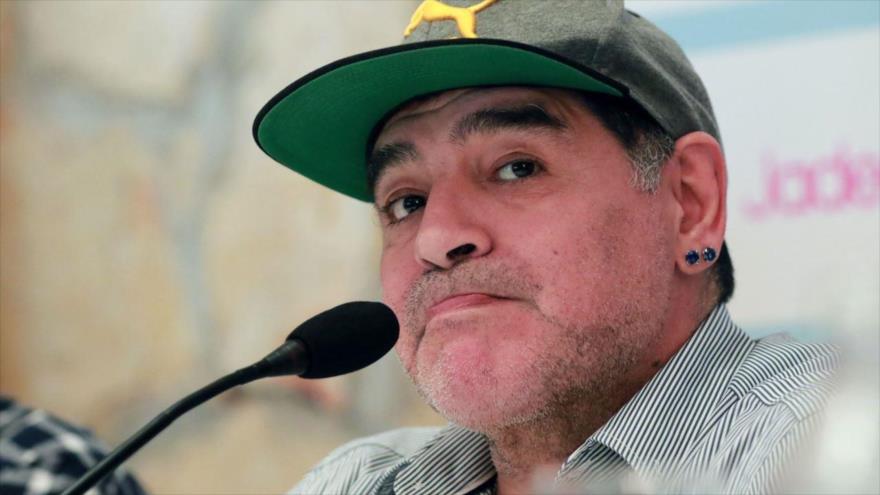 Vean larga pausa de Maradona cuando opina sobre fútbol mexicano 