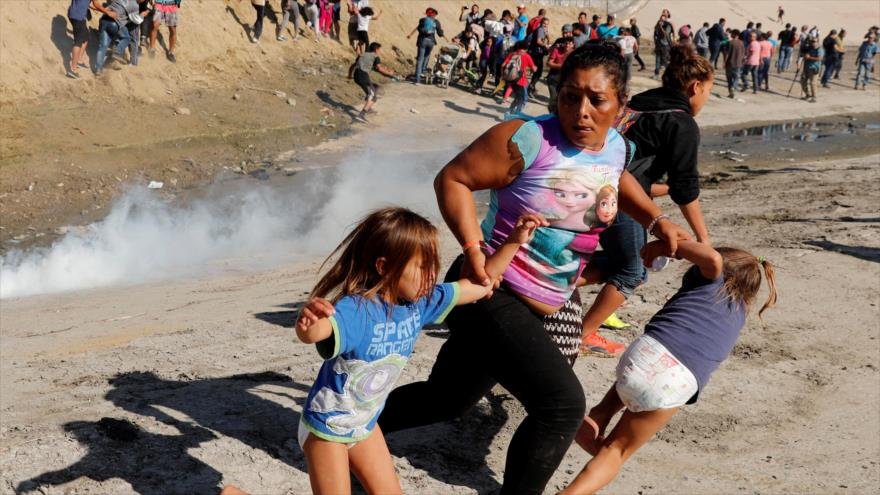 Migrantes huyen mientras fuerzas de EE.UU. lanzan gas lacrimógeno para dispersarlos en la frontera con México, 25 de noviembre de 2018. (Foto: Reuters)