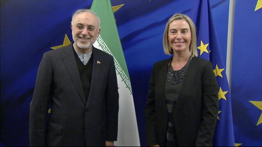 La jefa de Diplomacia europea, Federica Mogherini, y el director de la Organización de Energía Atómica de Irán, Ali Akbar Salehi, en Bélgica, 27 de noviembre de 2018.
