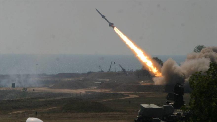 Un misil yemení poco después del lanzamiento.