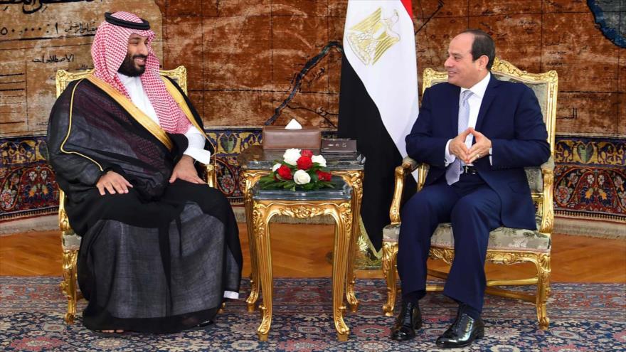 El príncipe heredero saudí, Muhamad bin Salman (izq.), y el presidente egipcio, Abdel Fatah al-Sisi (dcha.), en El Cairo, 27 de noviembre de 2018. (Foto: AFP)