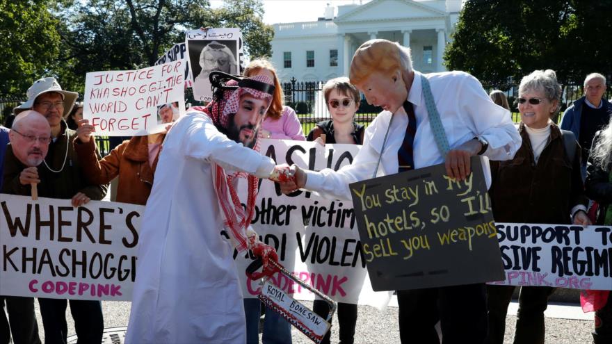 Manifestantes se disfrazan de Muhamad bin Salman y de Donald Trump para protestar por el asesinato de Jamal Khashoggi, delante de la Casa Blanca.