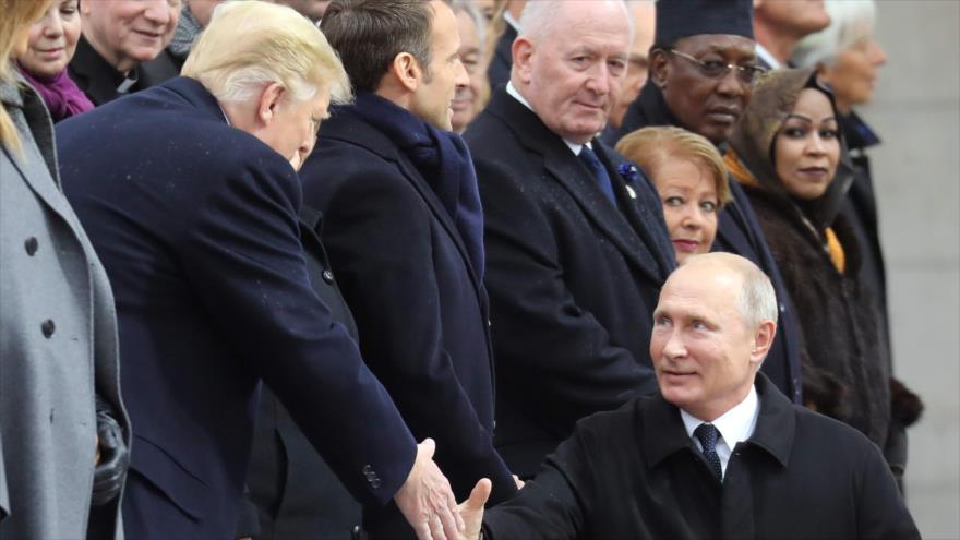 El presidente ruso Vladimir Putin (izq.) le da la mano a su par de EE.UU., Donald Trump, en París, capital gala, 11 de noviembre de 2018. (Foto: AFP)