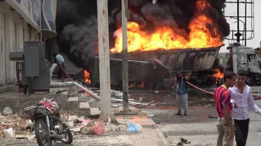 Bombardeo de la aviación saudí destruye un camión en el puerto de Al-Hudayda, en el oeste de Yemen.