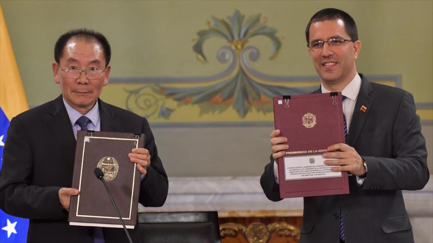 El jefe de Estado ceremonial de Corea del Norte, Kim Yong-nam (izda) y el canciller venezolano Jorge Arreaza, 27 de noviembre de 2018. (Foto: AFP)