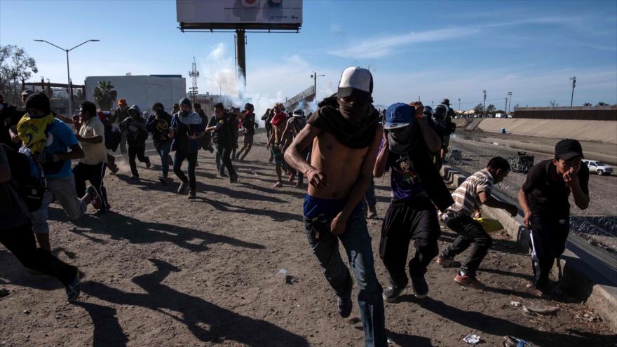 EEUU lanza gases lacrimógenos contra migrantes, incluidos niños | HISPANTV