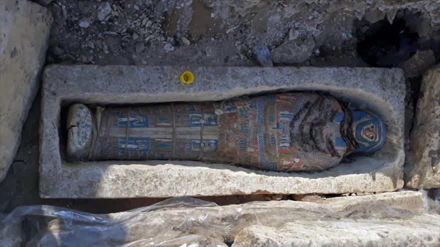 Una momia encontrada en una pirámide de Dahshur, al sur de El Cairo (Egipto), 28 de noviembre de 2018, (Foto: AFP).