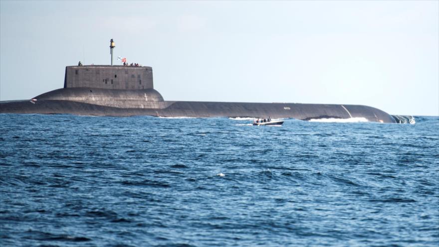 El submarino ruso Dmitriy Donskoi navega cerca de Dinamarca, 21 de julio de 2017. (Foto: AFP)