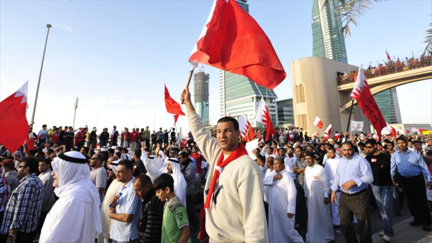 Ciudadanos bareiníes protestan contra el régimen de los Al Jalifa en Manama, la capital.