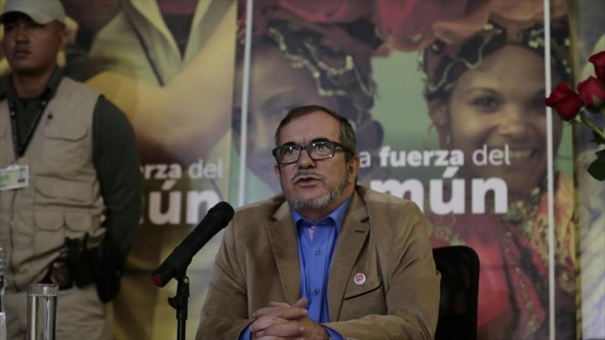 El presidente de FARC, Rodrigo Londoño, habla en una conferencia de prensa en Bogotá, capital colombiana, 28 de febrero de 2018. (Foto: AFP)