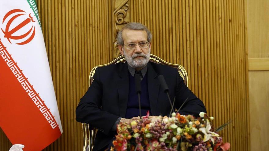 El presidente del Parlamento iraní, Ali Lariyani, se reúne con los funcionarios persas antes de partir a Turquía, 29 de noviembre de 2018. (Foto: Icana)