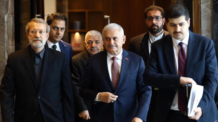 El presidente del Parlamento de Irán, Ali Lariyani (izq.), junto con su homólogo turco en Estambul, 29 de noviembre de 2018. (Foto: ICANA)