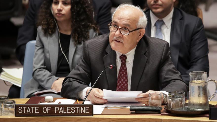 El representante palestino ante la ONU, Riad Mansur, habla durante una reunión del CSNU, Nueva York, 24 de julio de 2018. (Foto: AFP).