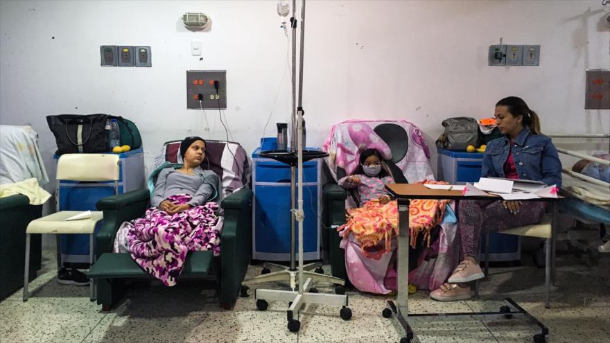 Dos niñas venezolanas reciben quimioterapia en un hospital en Caracas, capital, 10 de abril de 2018. (Foto: AFP).