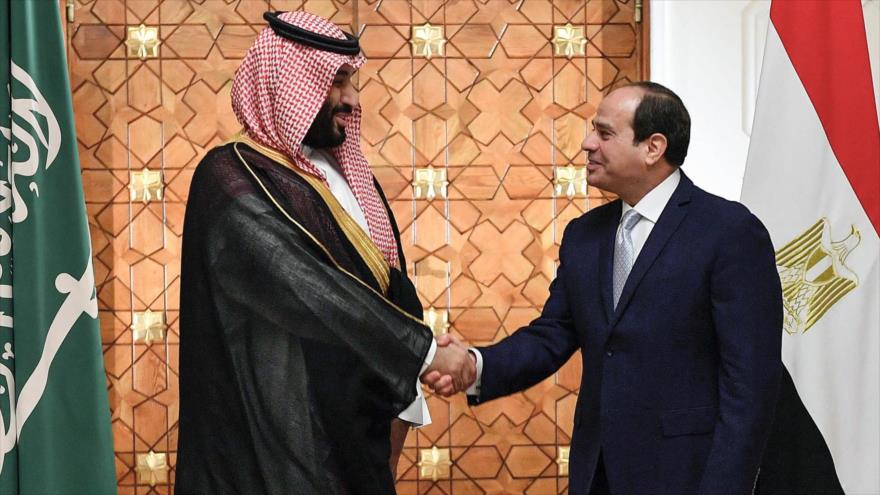 El presidente egipcio Abdel Fatah al-Sisi (dcha.), junto al príncipe heredero saudí, Muhamad bin Salman, 27 de noviembre de 2018. (Foro: AFP)
