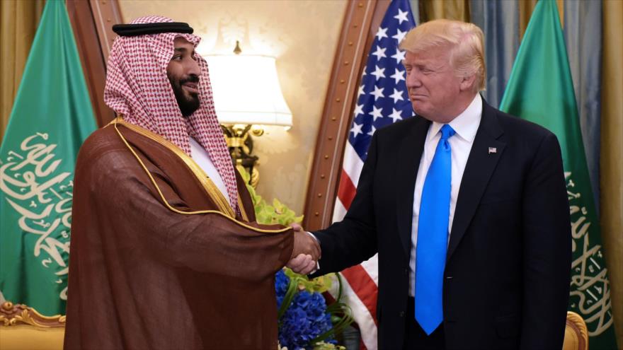 El presidente de EE.UU., Donald Trump (dcha.), le da la mano al príncipe heredero saudí, Muhamad bin Salman, mayo de 2017. (Foto: AFP)