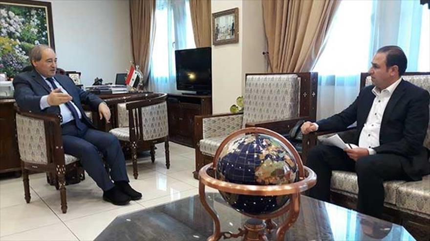 El vicecanciller sirio, Faisal al-Miqdad (izq.), habla en una entrevista con el portal libanés Al-Ahd, 1 de diciembre de 2018.