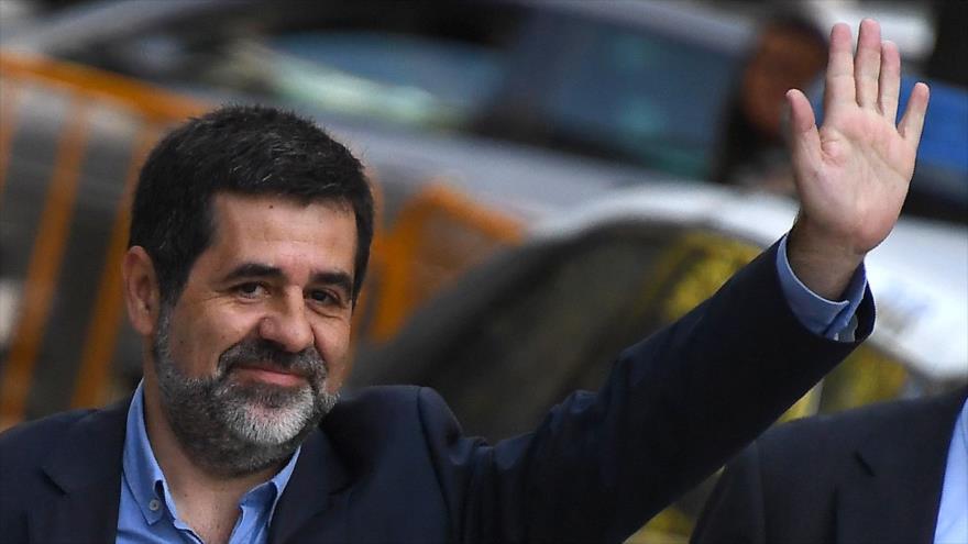 El presidente de la Asamblea Nacional Catalana (ANC), Jordi Sánchez, encarcelado por el caso del “procés”, saluda al llegar al Tribunal Superior de Madrid, 16 de octubre de 2017. (Foro: AFP)