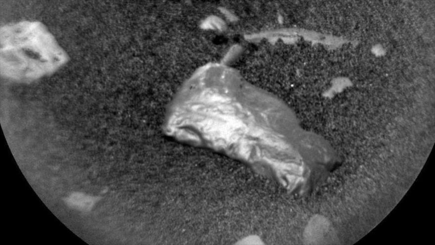 Imágenes captadas por el Rover Curiosity de la NASA de la superficie de Marte muestran un objeto brillante no identificado en el planeta.
