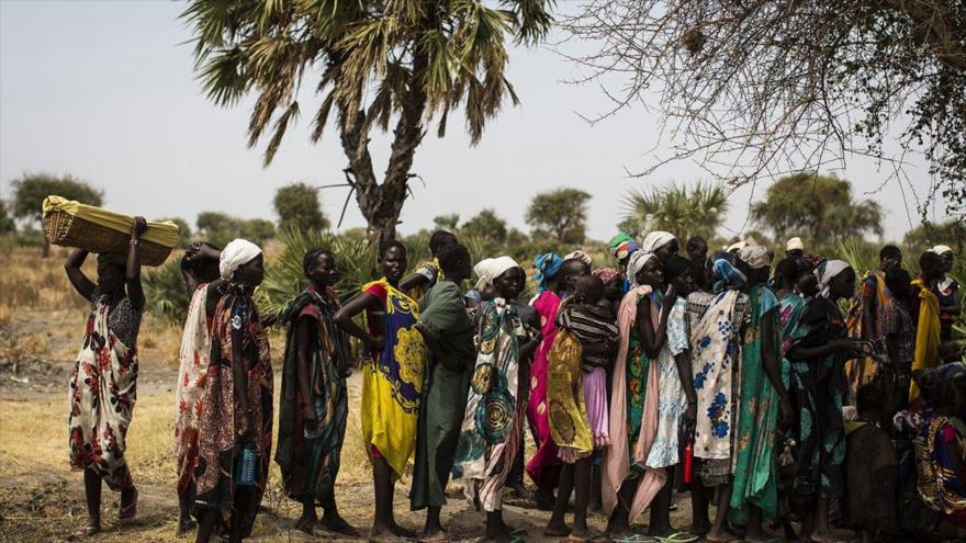 Mujeres aguardan cerca de una clínica móvil de la UNICEF en la aldea de Rubkuai en Sudán del Sur.