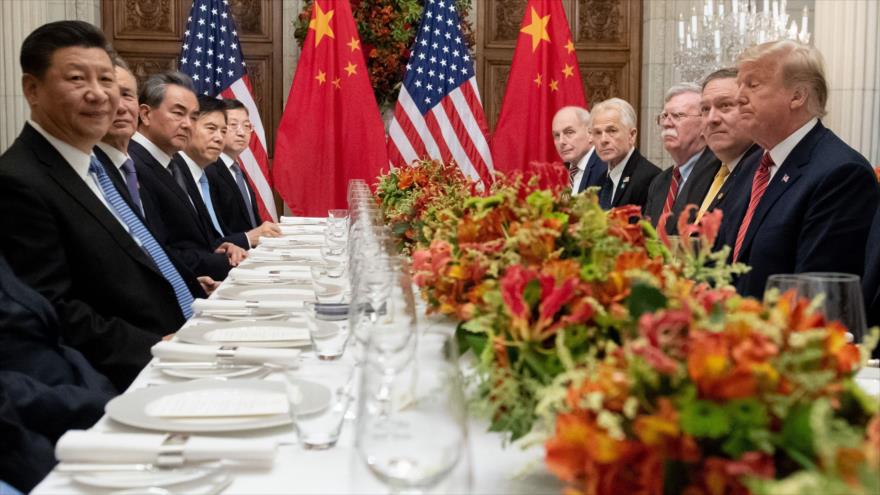 El presidente de EE.UU., Donald Trump (dcha.), reunido con su par chino, Xi Jinping (izq.), en Buenos Aires, Argentina, 1 de diciembre de 2018. (Foto: AFP)