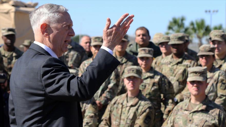 El secretario de Defensa estadounidense, Jim Mattis, se reúne con los soldados del país en Texas, 14 de noviembre de 2018. (Foto: AFP)