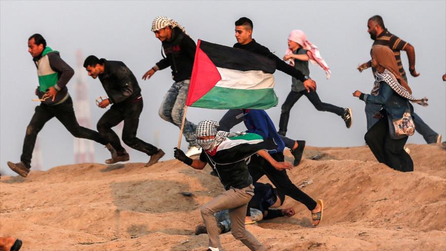 Manifestantes palestinos durante enfrentamientos con fuerzas israelíes en la Franja de Gaza, 30 de noviembre de 2018. (Foto: AFP)