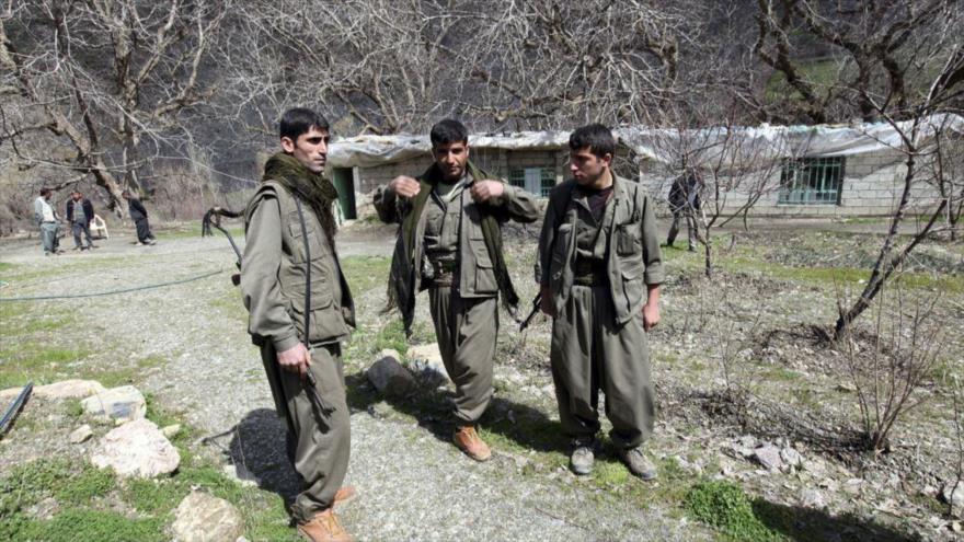 Los combatientes del Partido de los Trabajadores del Kurdistán (PKK) montan guardia en las montañas de Qandil, en la frontera entre Irak y Turquía.