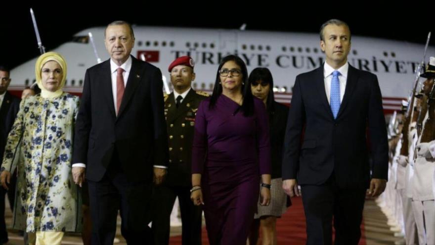 Recep Tayyip Erdogan (2º por la izq.), presidente de Turquía, fue recibido por autoridades venezolanas en Caracas, 2 de diciembre de 2018.