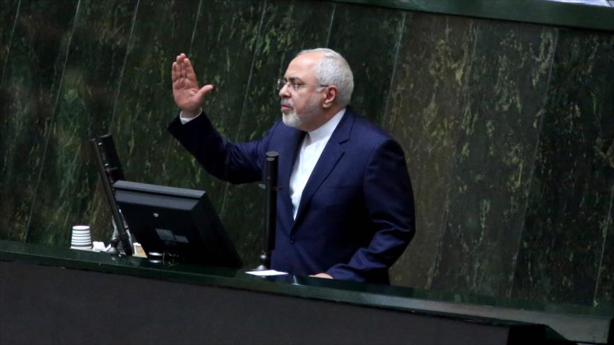 El canciller iraní, Mohamad Yavad Zarif, ofrece un discurso en el Parlamento persa, 7 de octubre de 20158. (Foto: AFP)